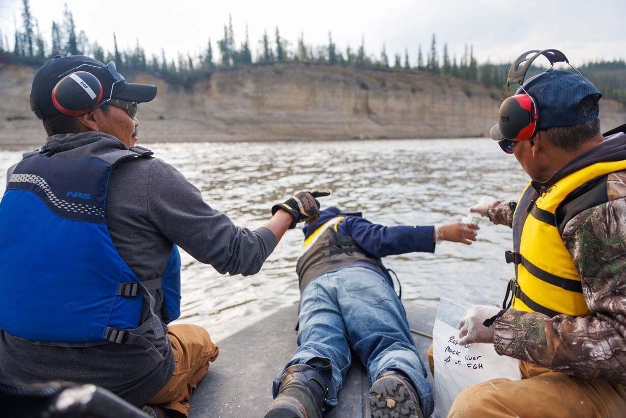 Surveillance des eaux par des gardiens du territoire K'ahsho Got'ine. De gauche à droite : Joseph Rabaska, Derek Shae et John Tobac. Photo par : Jordan Melograna
