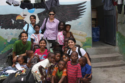 Prasanna Ranganathan (centre left)with volunteers